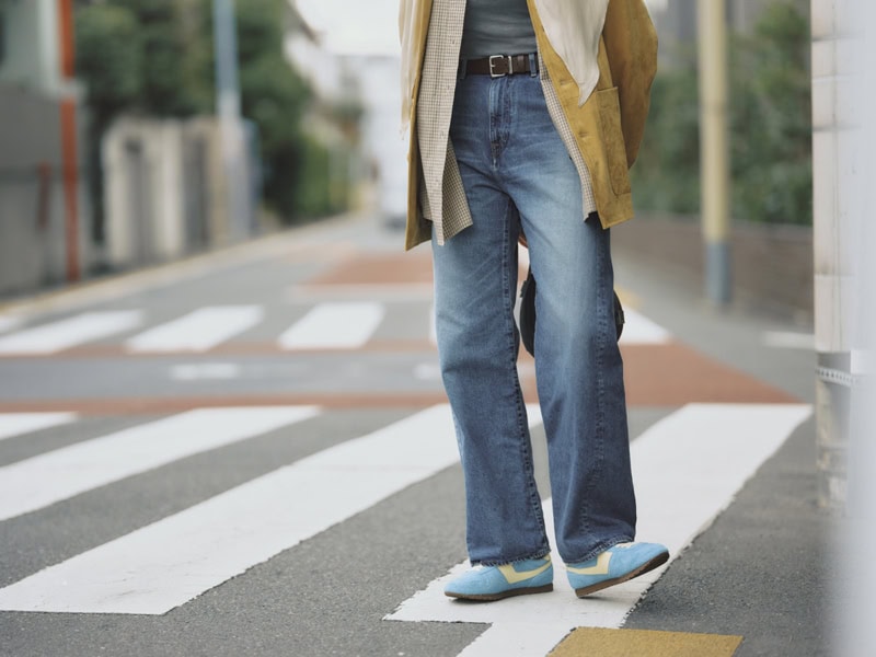 シャツやジャケットとの正統派なデニムスタイルも、足元のカラースニーカーで抜け感をひとさじ。デニム¥37,400(ジャパン ブルー ジーンズ/S&T) ジャケット¥19,800(アングリッド) オーバーシャツ※3月発売予定¥13,200(アンヌーク/アンヌーク 新宿ルミネ2店) シアーロングTシャツ¥990(ジーユー) ベルト¥17,380(テラ/ティースクエア プレスルーム) スカーフ¥12,100(サロン アダム エ ロペ) バッグ¥44,000(OSOI/OSOI SHINJUKU) 別注スニーカー¥36,300(オートリー フォー ロンハーマン/ロンハーマン)