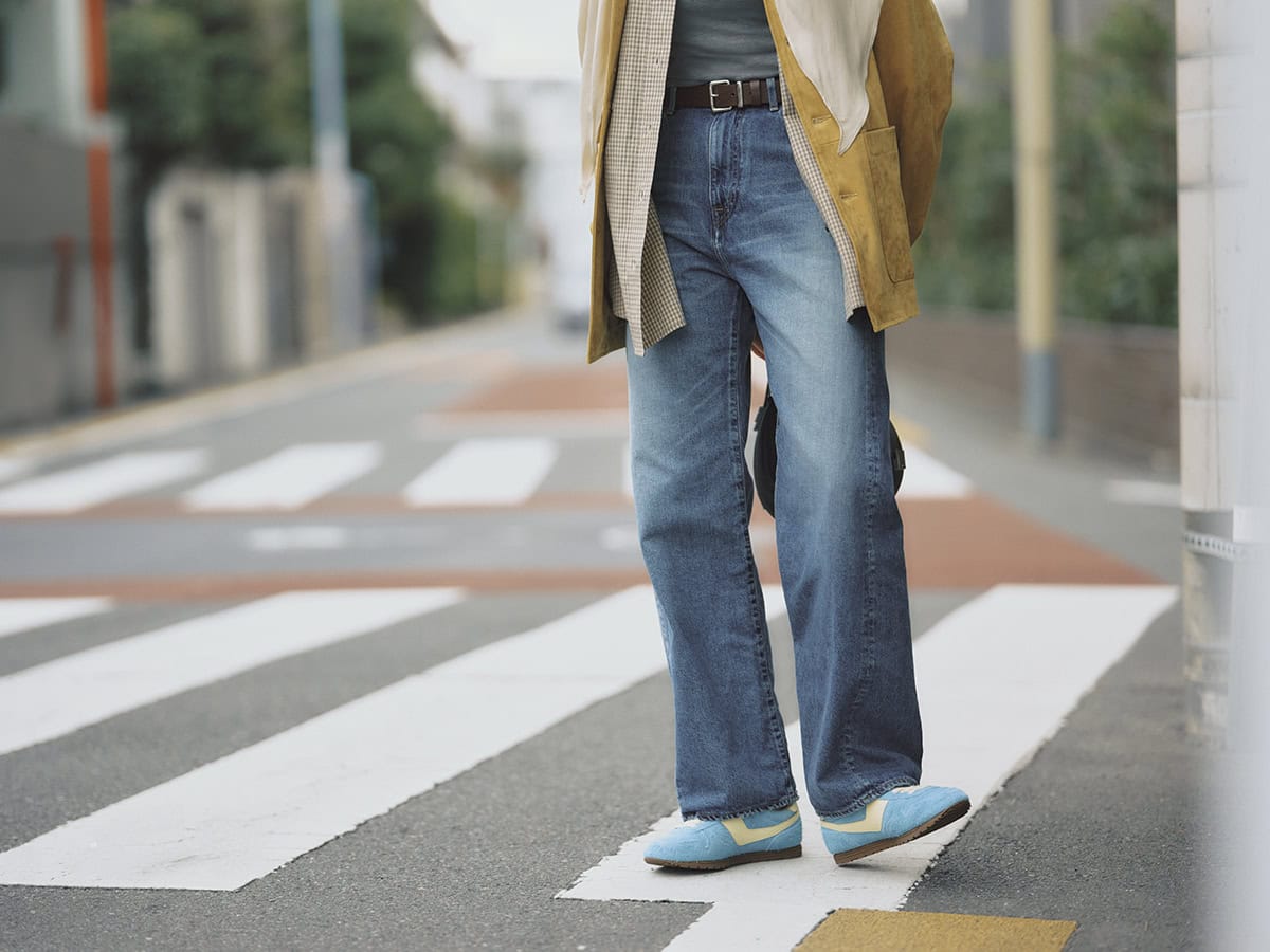 シャツやジャケットとの正統派なデニムスタイルも、足元のカラースニーカーで抜け感をひとさじ。デニム￥37,400（ジャパン ブルー ジーンズ／S&T）　ジャケット￥19,800（アングリッド）　オーバーシャツ※3月発売予定￥13,200（アンヌーク／アンヌーク 新宿ルミネ2店）　シアーロングTシャツ￥990（ジーユー）　ベルト￥17,380（テラ／ティースクエア プレスルーム）　スカーフ￥12,100（サロン アダム エ ロペ）　バッグ￥44,000（OSOI／OSOI SHINJUKU）　別注スニーカー￥36,300（オートリー フォー ロンハーマン／ロンハーマン）