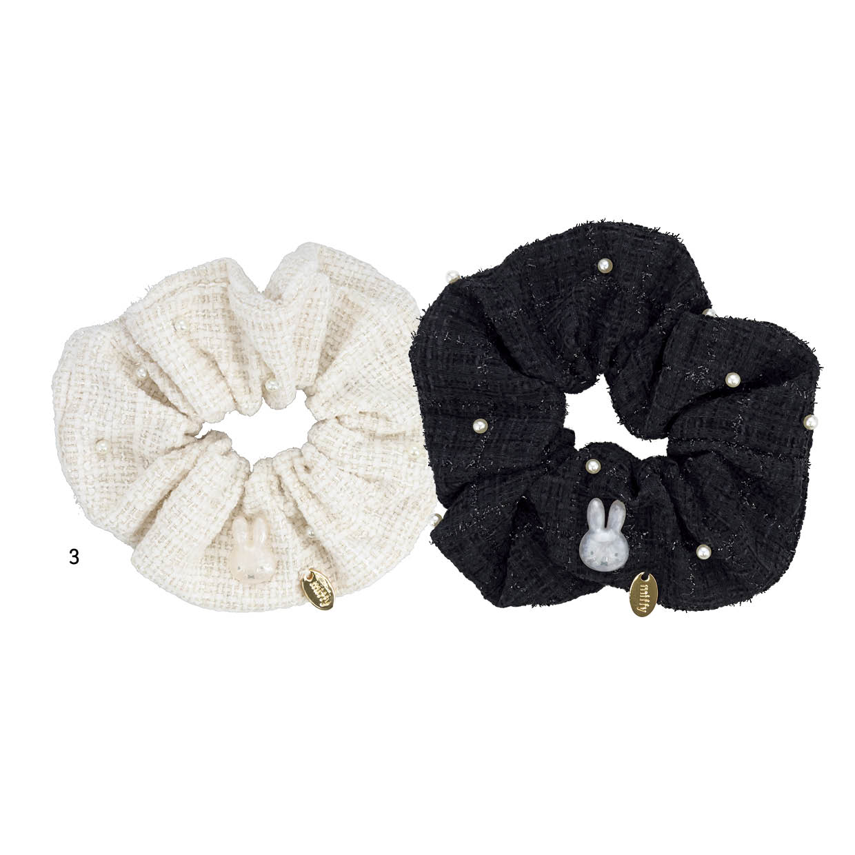 3.ミッフィーのワンポイントがさりげない、シックな装いのシュシュ。 MFツイードシュシュ 各¥1,650（粧美堂）