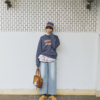スウェット×デニムのラフさを回避するインナーのフリルでメリハリを与えて。デニム￥25,300（アイアワク）　スウェットプルオーバー￥7,150（ラッセルアスレティック／グレースインターナショナル）　ハイネックロングTシャツ￥6,600（アングリッド）　フリルネック￥35,200（フミエタナカ／ドール）　ネックレス￥1,980（ギウノン／アンティローザ）　バッグ￥44,660（テラ）、バッグチャーム￥18,700（ヴィアメイルバッグ／ともにティースクエア プレスルーム）　ビーニー￥14,300（マザー／リトルリーグ インク）　ソックス￥1,980（オブスキュアソックス／ハイタイド）　シューズ￥18,000（ティンバーランド／VF ジャパン）
