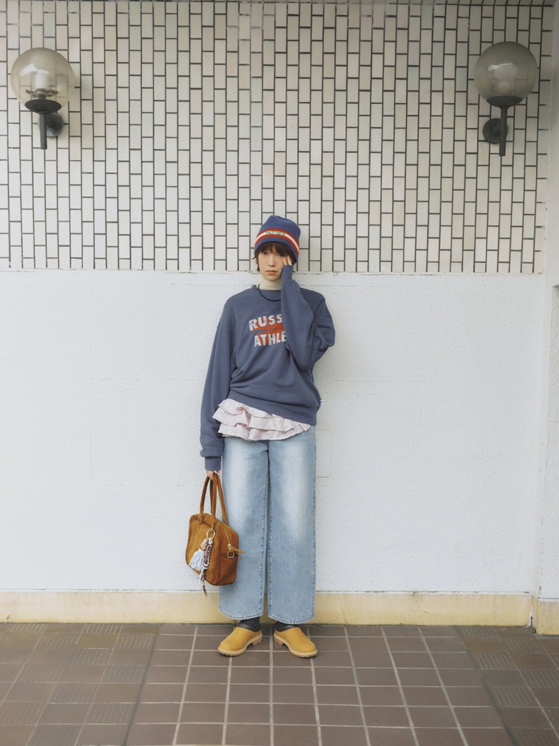 スウェット×デニムのラフさを回避するインナーのフリルでメリハリを与えて。デニム￥25,300（アイアワク）　スウェットプルオーバー￥7,150（ラッセルアスレティック／グレースインターナショナル）　ハイネックロングTシャツ￥6,600（アングリッド）　フリルネック￥35,200（フミエタナカ／ドール）　ネックレス￥1,980（ギウノン／アンティローザ）　バッグ￥44,660（テラ）、バッグチャーム￥18,700（ヴィアメイルバッグ／ともにティースクエア プレスルーム）　ビーニー￥14,300（マザー／リトルリーグ インク）　ソックス￥1,980（オブスキュアソックス／ハイタイド）　シューズ￥18,000（ティンバーランド／VF ジャパン）