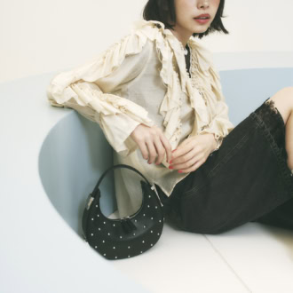 フリルブラウス