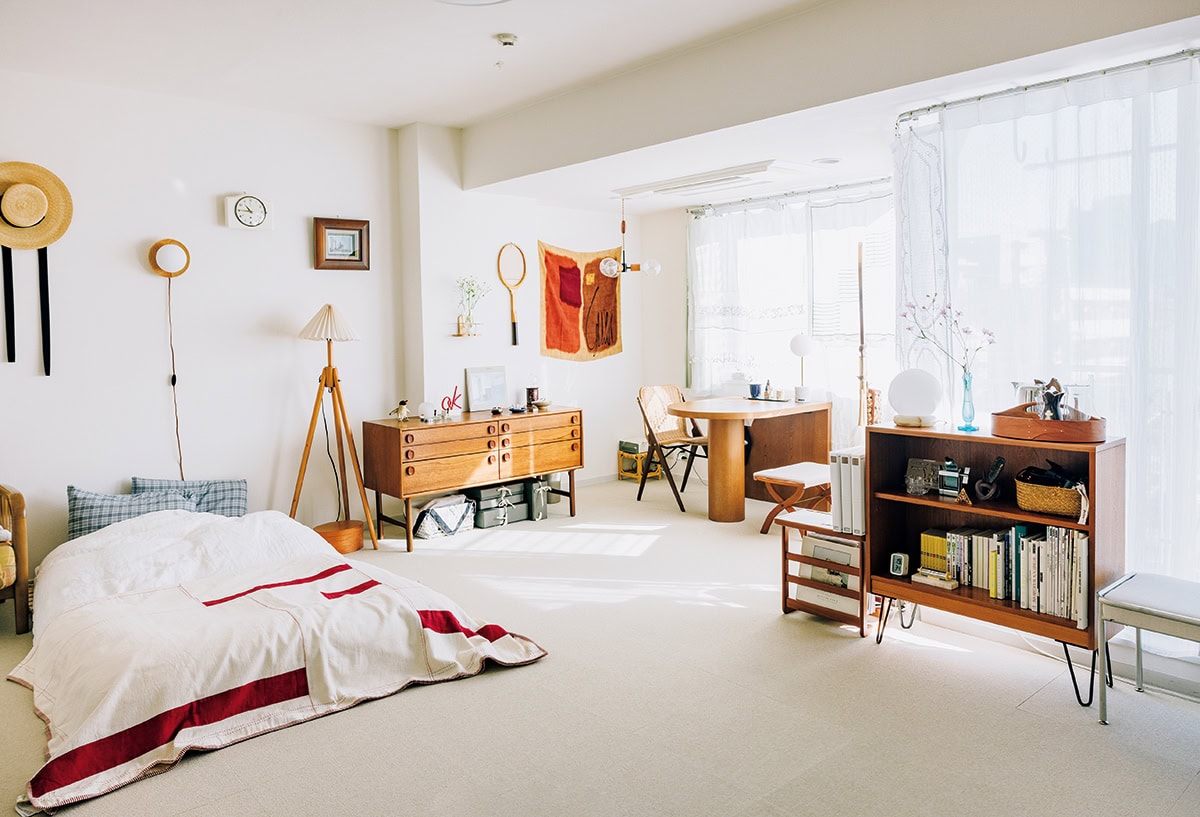 フローリングだったフロアにアイボリー色のカーペットタイルをDIYで敷き詰め、木目の家具が引き立つ空間に