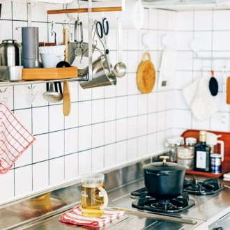 キッチンにはツールを吊り下げて使いやすく