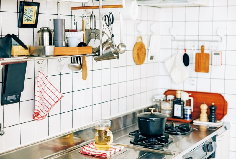 キッチンにはツールを吊り下げて使いやすく