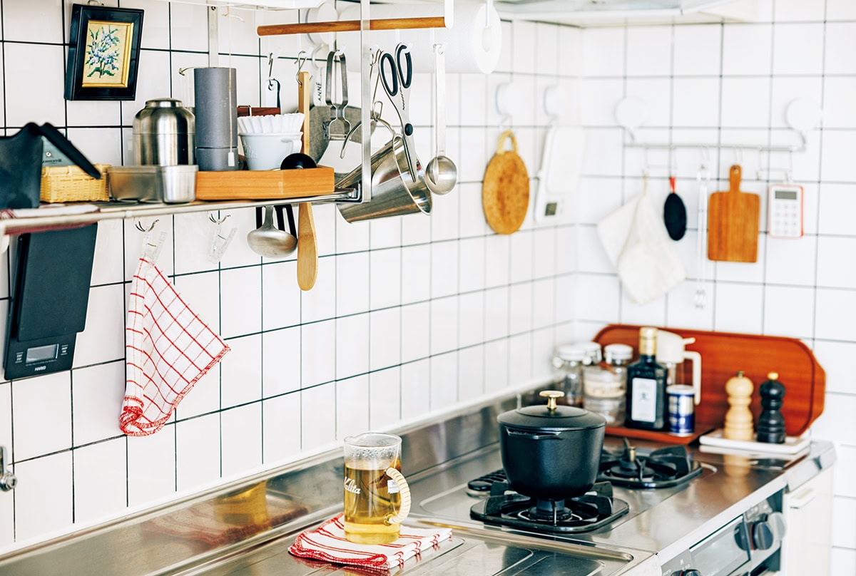 キッチンにはツールを吊り下げて使いやすく