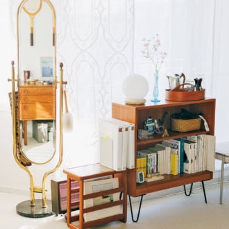 ブックシェルフもミラーもヴィンテージ品。カーテンは大好きなレースで
