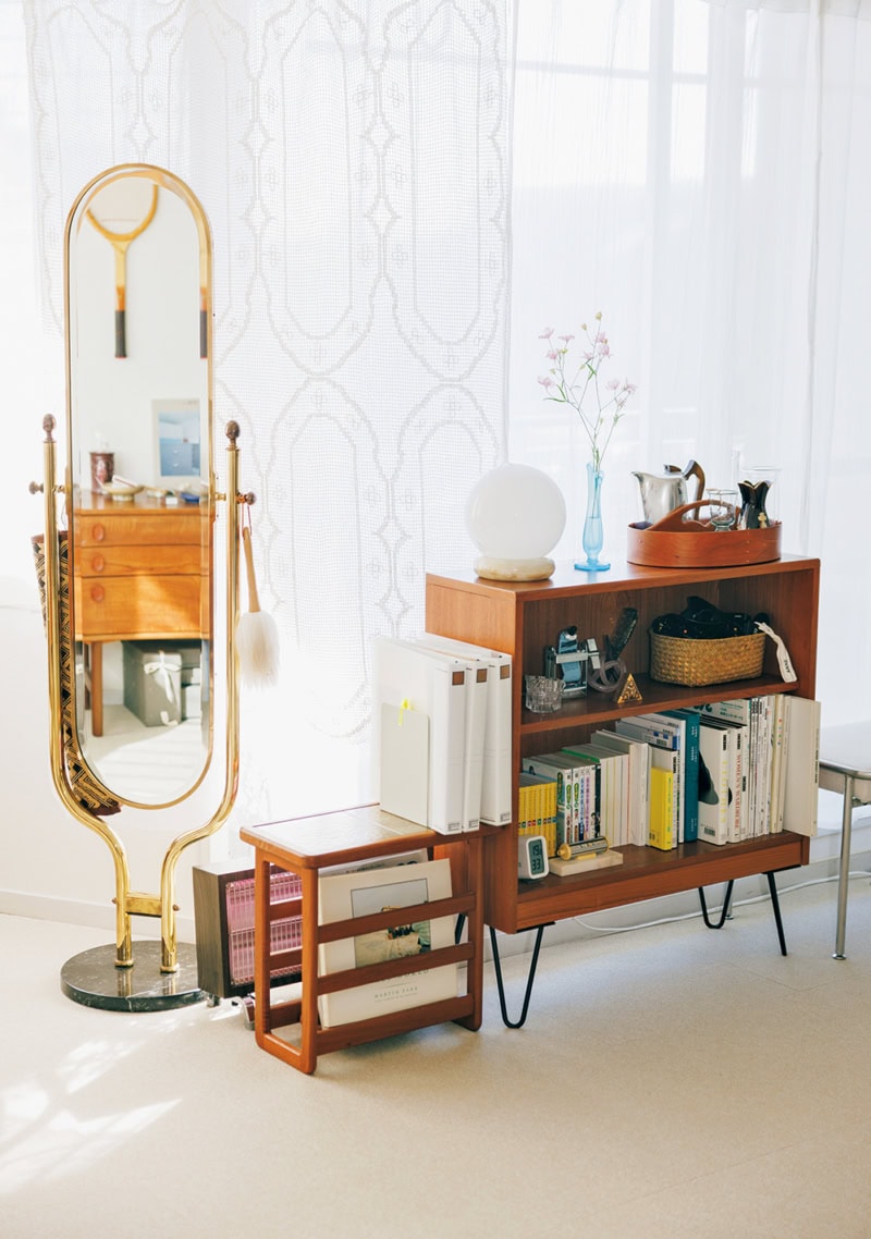 ブックシェルフもミラーもヴィンテージ品。カーテンは大好きなレースで