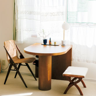 物件の決め手となった腰窓前のダイニングスペース