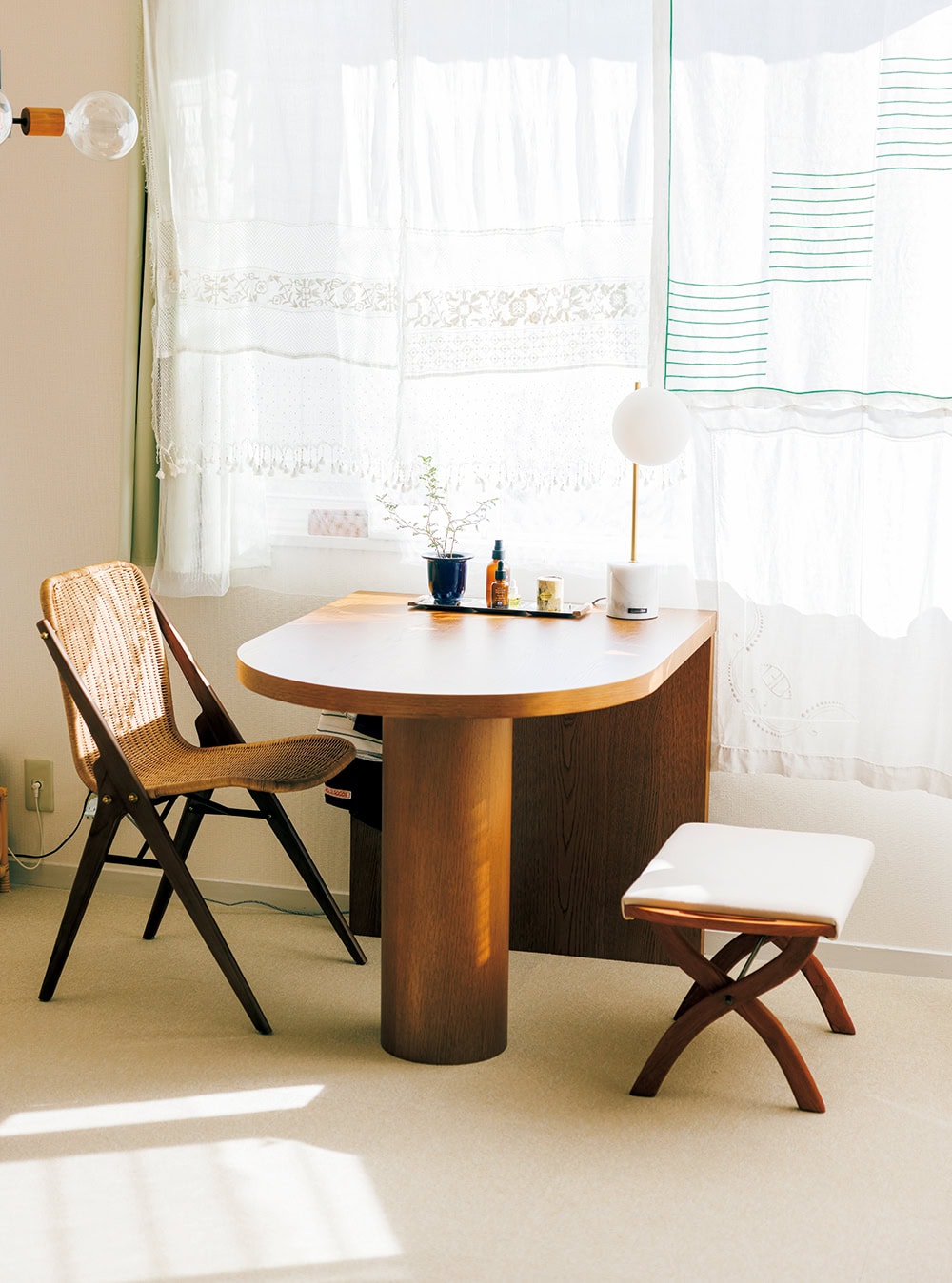 物件の決め手となった腰窓前のダイニングスペース