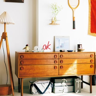 Roccaで購入したヴィンテージチェストの上と壁には、お気に入りの雑貨を飾って