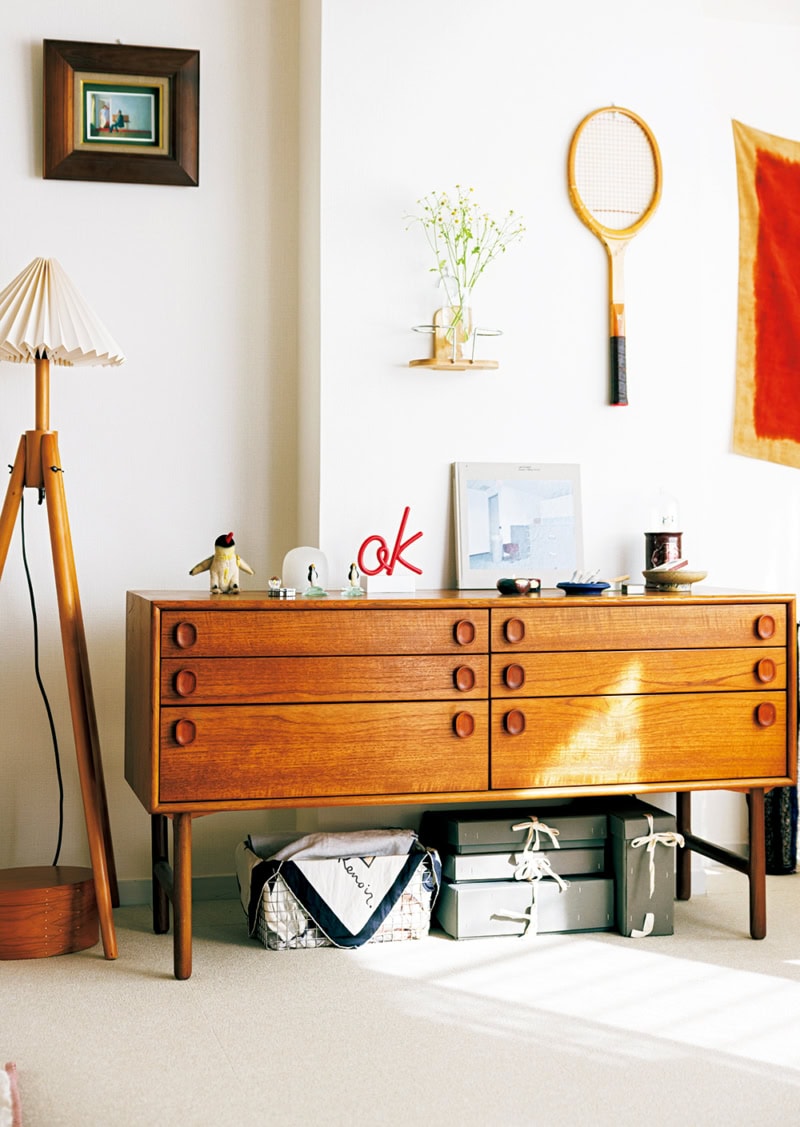 Roccaで購入したヴィンテージチェストの上と壁には、お気に入りの雑貨を飾って