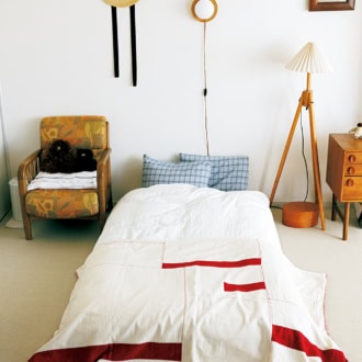 「高さのあるベッドが体に合わなくて、すのこ＋布団の組み合わせに変えたら快適」というベッドまわり