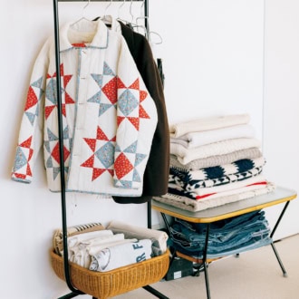 仕事柄、服の見せ方がプロ級。よく着る服や好きな服だけをラックやテーブルに見せる収納