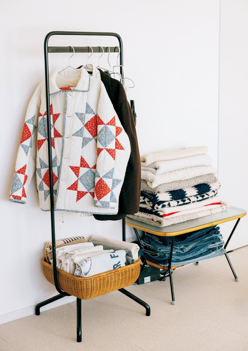 仕事柄、服の見せ方がプロ級。よく着る服や好きな服だけをラックやテーブルに見せる収納