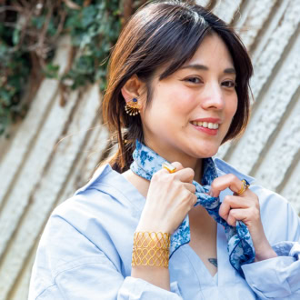 イヤリング¥20,900、バングル¥19,800、リング各¥19,800（すべてアデル ビジュ―）、スカーフ¥15,400（タピ ノワール／すべてアデルビジュー ショールーム）