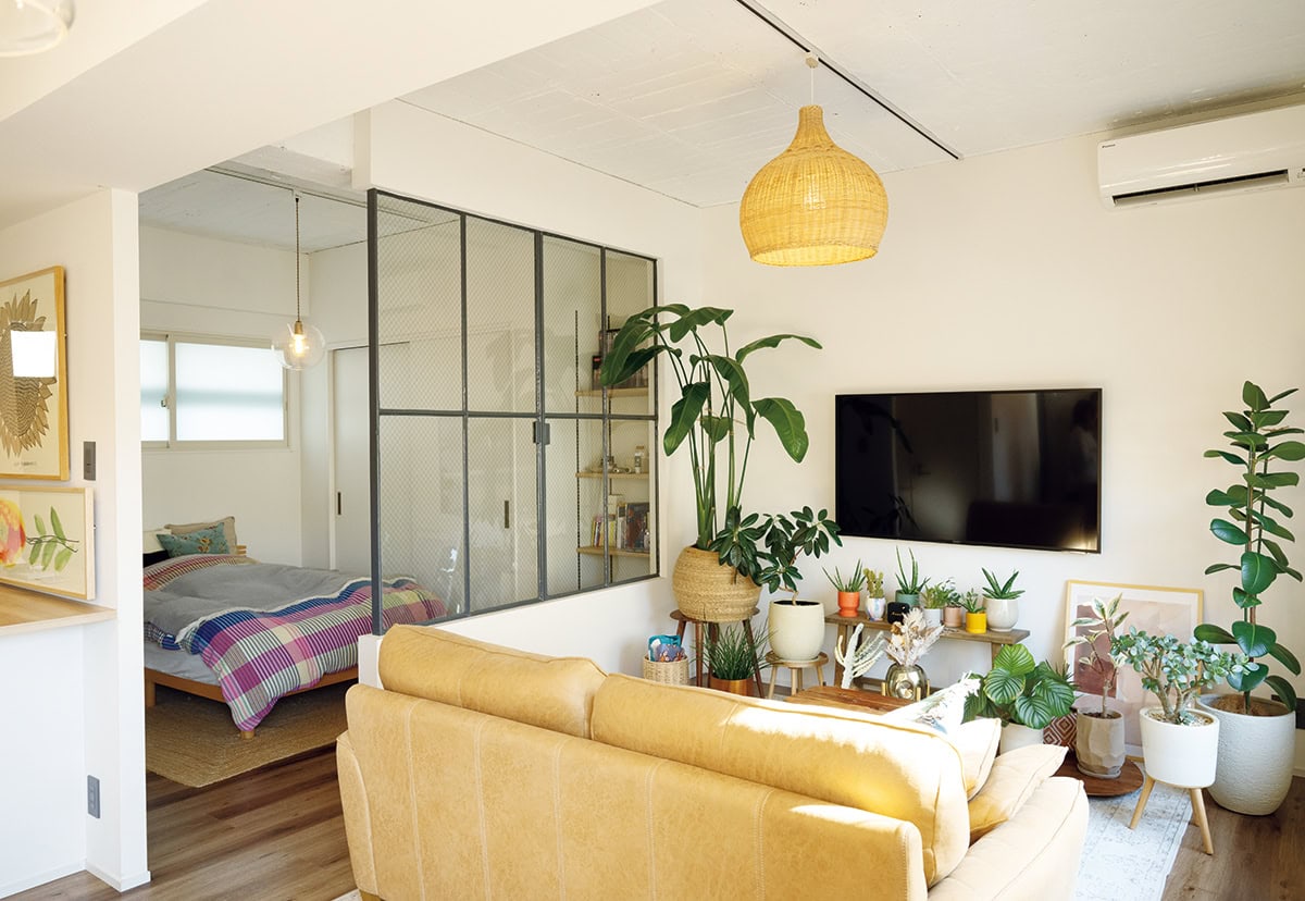 アースカラーのインテリアに、グリーンが映えるリビング