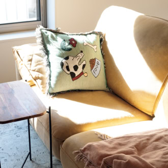 リラックスフォームのソファに、ウニコのクッションカバーがマッチ