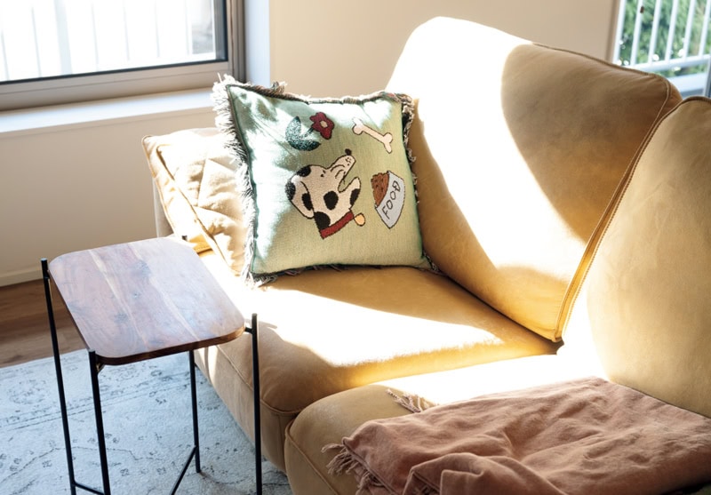 リラックスフォームのソファに、ウニコのクッションカバーがマッチ