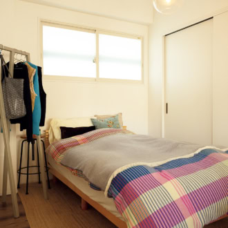 すのこベッドにコアラマットレスをセットし、ウニコのピンクチェックのカバーでコーディネイト