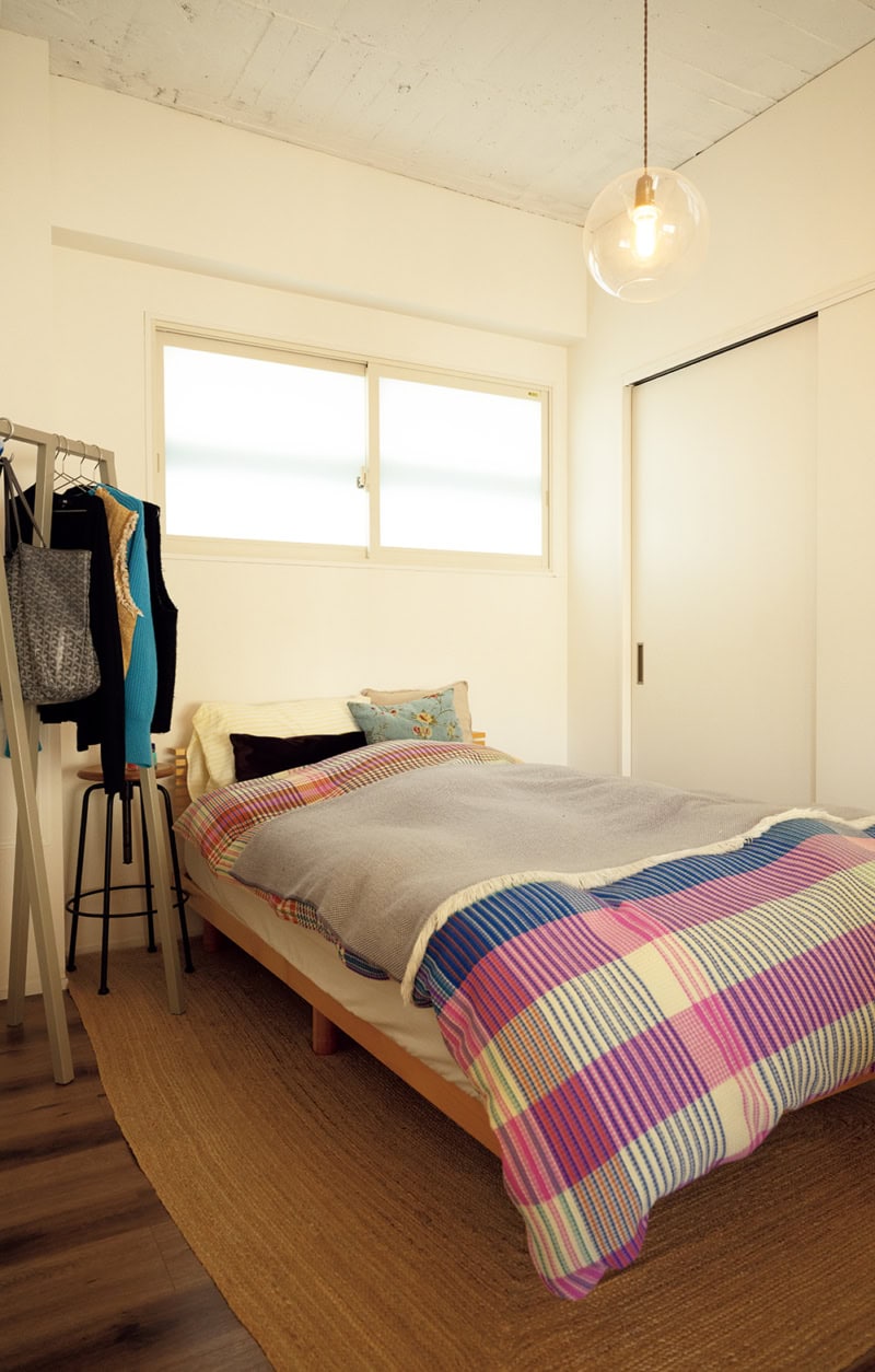 すのこベッドにコアラマットレスをセットし、ウニコのピンクチェックのカバーでコーディネイト