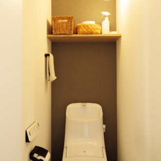 トイレはカラークロスと照明で洗練