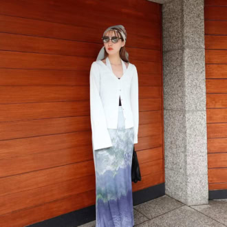 【30代スナップ】アートなプリントスカートが存在感抜群！ 春のリゾートスタイルの完成