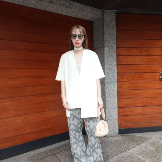 【30代スナップ】ラメ入りパンツで華やかに！ 白ジャケットで作る軽やかな春スタイル