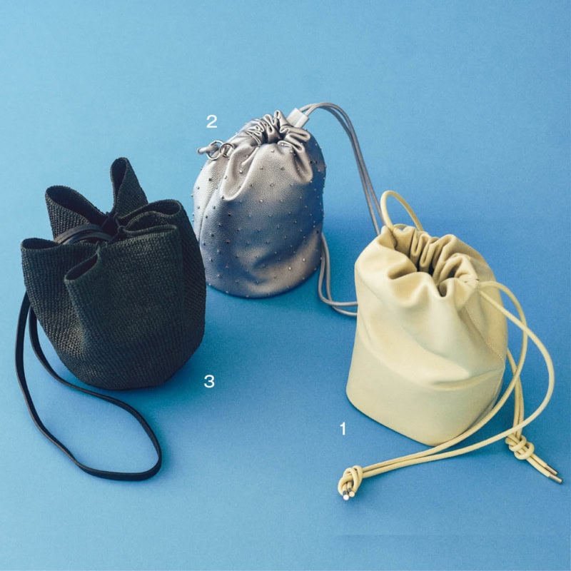 1. ぬくもりのあるクリーム色がやさしげ。ほどよい厚みのあるレザーを使用したしっかりした作り。バッグ［Ｈ23×Ｗ15×Ｄ15］¥29,700(イッチ／イチギャラリー)　2. 華やかさとポップな遊び心を添えてくれるシルバーカラー。ドット柄のようにスタッズをちりばめたディテールもグッド。ストラップ付きで斜め掛けできる。バッグ［Ｈ22.5×Ｗ24×Ｄ16］¥19,800(アンドミューク／アマン) 　3. リゾート風のムードとモダンさを併せ持つ黒いラフィア素材。花のような立体的な形がキュート。バッグ［Ｈ15×Ｗ13×Ｄ7］¥73,700(ラスラン バジンスキー／アマン)