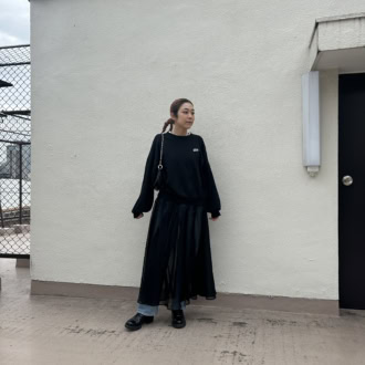 【30代スナップ】「GAP」のスウェット×レーススカートでバランスよく。ブラック多めで仕上げた甘めストリート