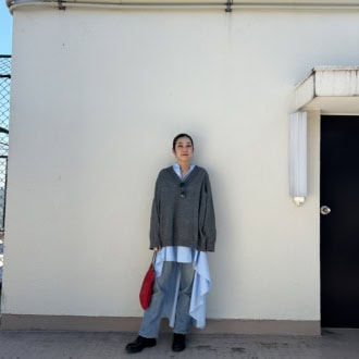 【30代スナップ】デザインシャツ×デニムで春の装い！ 一点赤の投入で華やかさもプラス