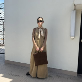 【30代スナップ】ベージュカラーで統一！　品よくまとめたクラシックなカジュアルコーデ