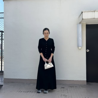 【30代スナップ】オールブラックにシルバー小物をON！ ミニマルにまとめたモードな春スタイル