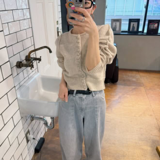 【スナップ】アクセや小物で洒落感を上昇！ 大人の余裕を感じさせるカーデ×デニムのシンプルコーデ