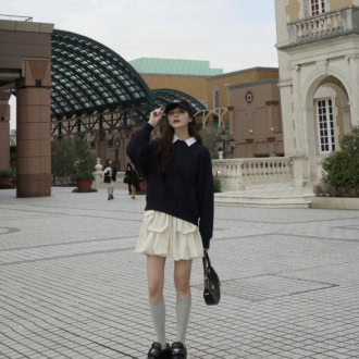 【30代スナップ】ユニクロのスウェット＆シャツが活躍！ バルーンミニスカとあわせて韓国風スタイルに