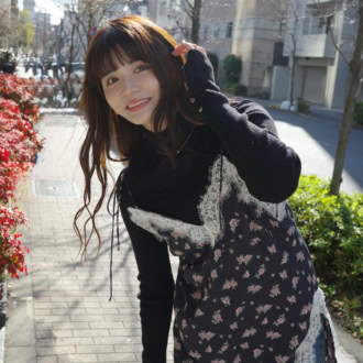 【30代スナップ】旬のサテンキャミワンピが主役♡ デニムパンツで作るスイートカジュアル