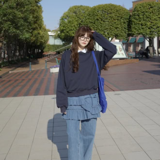 【30代スナップ】デニムONデニムで大人めに昇華。スウェットトップスで作る王道カジュアル