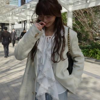 【30代スナップ】ボリューミーなラッフルフリルに視線集中♡ ジャケットスタイルを今年らしくアプデ！