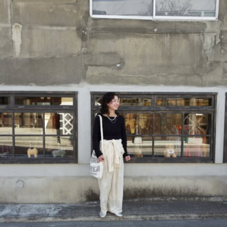 【30代スナップ】エシカルブランドをメインに。ナチュラルカラーでまとめた春の着こなし