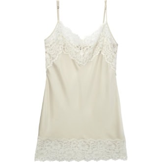 センシュアルなレースキャミで洗練された甘さを引き出して。キャミドレス￥35,200（Uhr）