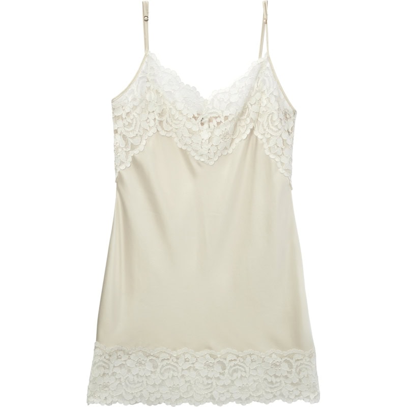 センシュアルなレースキャミで洗練された甘さを引き出して。キャミドレス￥35,200（Uhr）