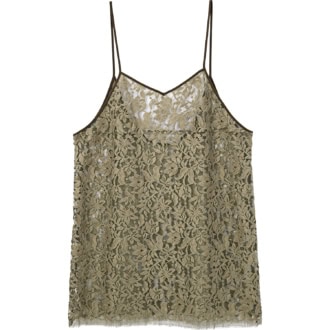 透け感が着こなしに奥行きをもたらし、レイヤードコーデが瞬時にサマになる。キャミ￥26, 400（フォーエーエム）