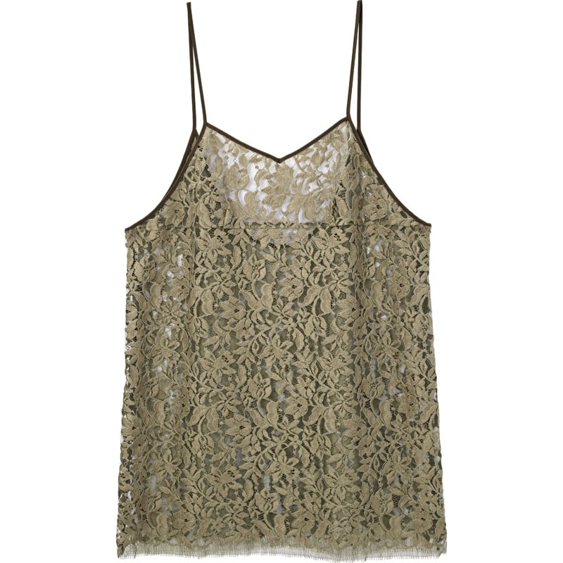 透け感が着こなしに奥行きをもたらし、レイヤードコーデが瞬時にサマになる。キャミ￥26, 400（フォーエーエム）