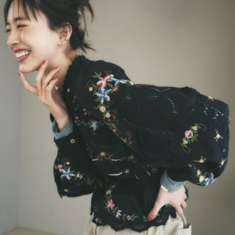 ブラウス￥96,8 00（シー ニューヨーク／S&T）  ロングTシャツ￥14,080（オブラダ／シンチ）　ベルト付きパンツ￥56,100（エブール／リトルリーグ インク）　イヤリング￥3,520（ミミサンジュウサン／サンポークリエイト）