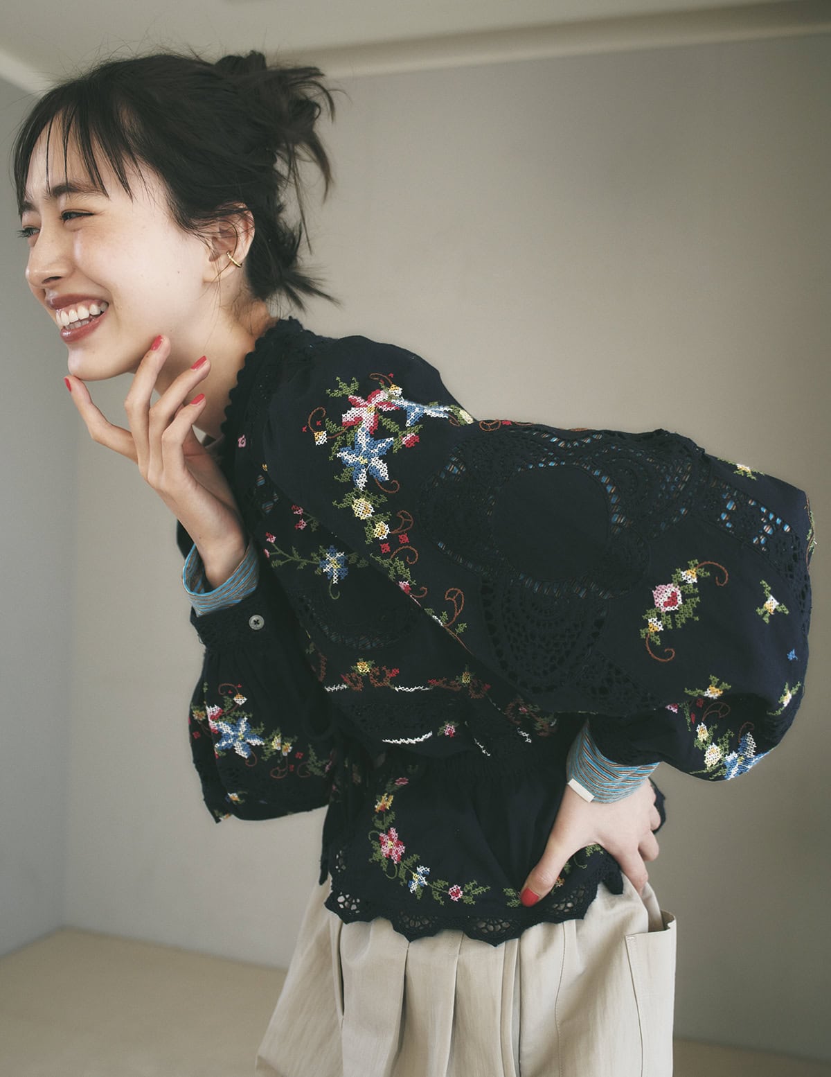 ブラウス￥96,8 00（シー ニューヨーク／S&T）  ロングTシャツ￥14,080（オブラダ／シンチ）　ベルト付きパンツ￥56,100（エブール／リトルリーグ インク）　イヤリング￥3,520（ミミサンジュウサン／サンポークリエイト）