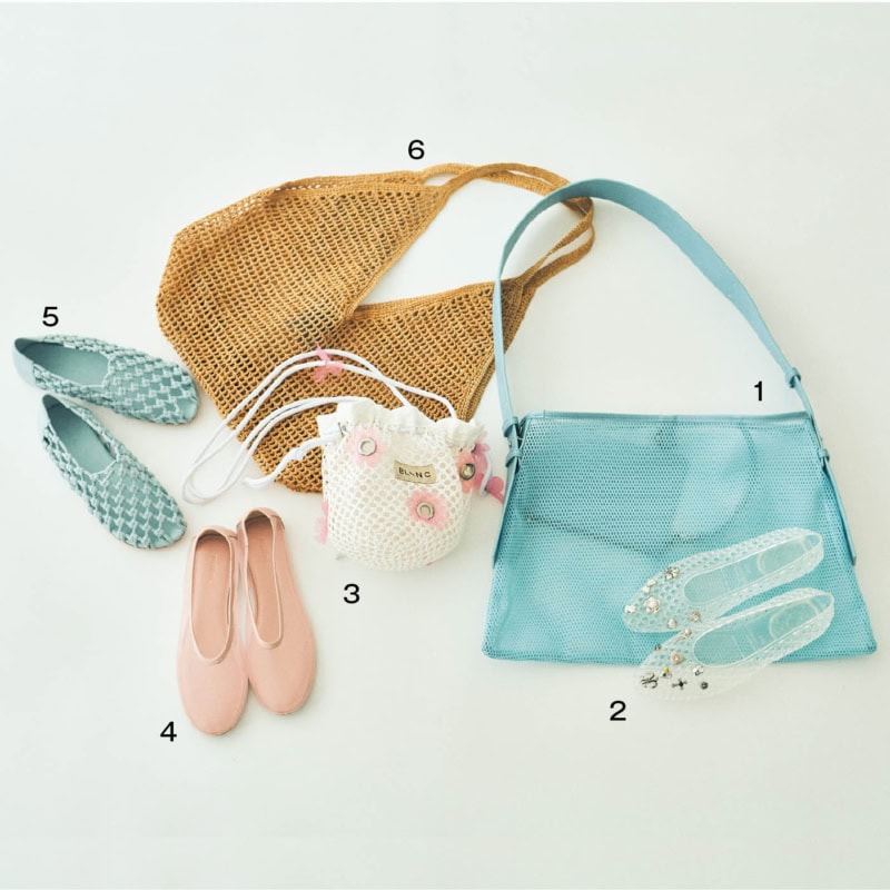 1.  爽やかなアイスブルーのメッシュトート。ストラップは長さが調整できるのでシーンやコーデに合わせてアレンジできる。貴重品や小物入れに便利なポーチ付きで安心感も。バッグ［H30×W48］¥18,700(メゾンスペシャル／メゾンスペシャル 青山店)　2. 今シーズン、ブレイク必至の韓国発ブランド「ヘブンリー ジェリー」。クリアなメッシュにランダムにのせたキラキラチャームにテンションアップ。靴［H1］¥28,600(ヘブンリー ジェリー／ジャーナル スタンダード 自由が丘店)　3. メッシュやストラップを飾るシアーなお花がラブリー。ころんと丸い巾着形のガーリーな愛らしさにときめいて。バッグ[Ｈ16×Ｗ21×Ｄ14]¥31,900(ブランク／H3O ファッションビュロー) 　4. 透明感のあるピンクが上品。シンプルなデザインで気負わずにはける。靴［H1］¥20,900(モリーニ／ジャック・オブ・オール・トレーズ プレスルーム)　5. コードを編んだざっくりメッシュがリゾート気分。靴［H1］¥24,200(モリーニ／ジャーナル スタンダード 自由が丘店)　6. ナチュラル感が夏らしいラフィア素材。シャープなフォルムがモダン。バッグ[Ｈ41×Ｗ45×Ｄ19]¥19,250(メイド イン マダ／ジャック・オブ・オール・トレーズ プレスルーム)
