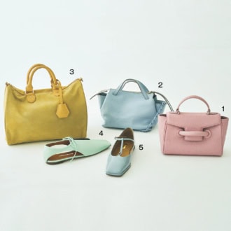 1. 春気分が満開の上品なピンクに心が弾む。シボのあるレザーが高級感をただよわせる。細ストラップ付き。バッグ[H14×W26×D8]¥50,600(ヴァジック／ヴァジックジャパン)　2. レザーのボディもチェーンストラップもアイスブルー。サイドが飛び出したユニークなフォルム。細ストラップ付き。バッグ[H13×W30×D17]¥42,900、チェーンストラップ¥9,900(ともにジャンニ キアリーニ／ジャンニ キアリーニ 銀座店)　3. 少しくすんだトーンで服になじみやすい。ゆるっとした形が可愛い。バッグ[H22×W33×D15]¥7,480(カランシエル／シップス インフォメーションセンター)　4. 甘さ抑えめではきやすいミントグリーン。靴［H1.5］¥37,400(ピッピシック／ベイジュ)　5. 艶やかなアイスブルー。チェーン付きのTストラップがクール。靴［H2］¥17,600(ル タロン グリーズ／ル タロン グリーズ ルミネ新宿店)