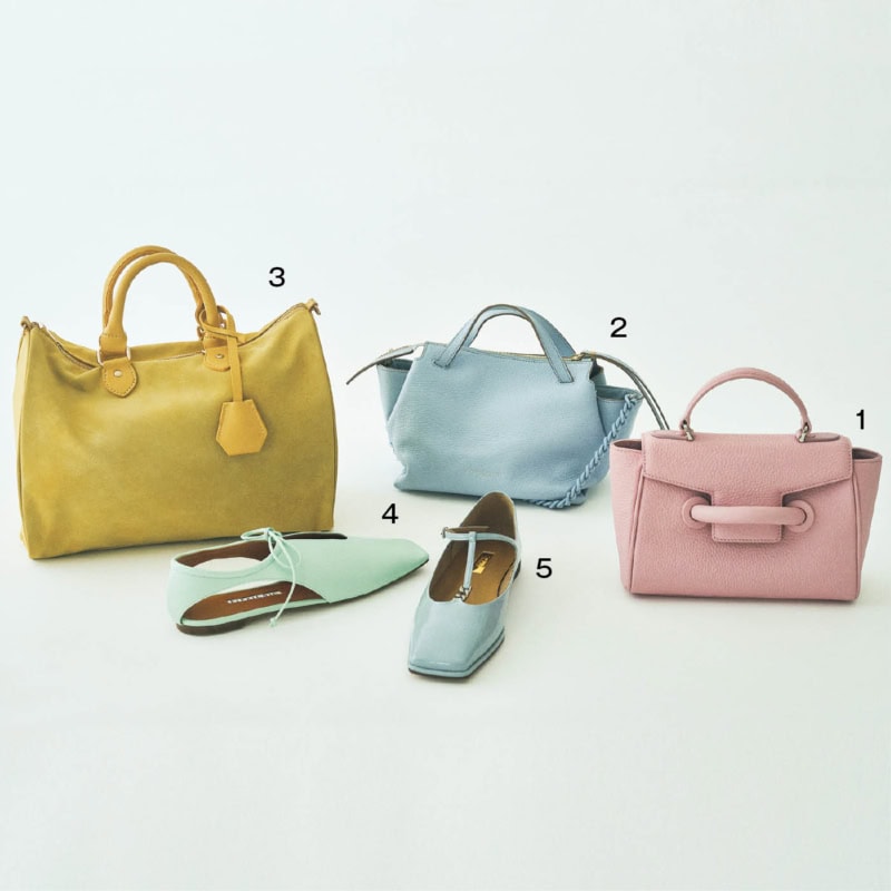 1. 春気分が満開の上品なピンクに心が弾む。シボのあるレザーが高級感をただよわせる。細ストラップ付き。バッグ[H14×W26×D8]¥50,600(ヴァジック／ヴァジックジャパン)　2. レザーのボディもチェーンストラップもアイスブルー。サイドが飛び出したユニークなフォルム。細ストラップ付き。バッグ[H13×W30×D17]¥42,900、チェーンストラップ¥9,900(ともにジャンニ キアリーニ／ジャンニ キアリーニ 銀座店)　3. 少しくすんだトーンで服になじみやすい。ゆるっとした形が可愛い。バッグ[H22×W33×D15]¥7,480(カランシエル／シップス インフォメーションセンター)　4. 甘さ抑えめではきやすいミントグリーン。靴［H1.5］¥37,400(ピッピシック／ベイジュ)　5. 艶やかなアイスブルー。チェーン付きのTストラップがクール。靴［H2］¥17,600(ル タロン グリーズ／ル タロン グリーズ ルミネ新宿店)