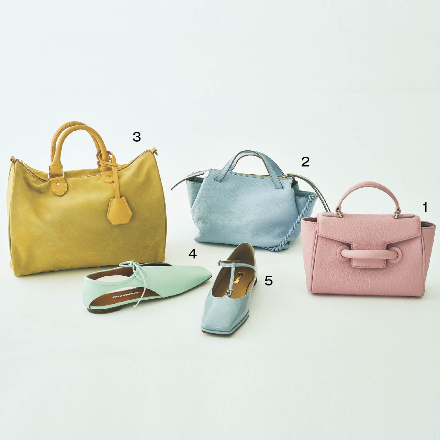 1. 春気分が満開の上品なピンクに心が弾む。シボのあるレザーが高級感をただよわせる。細ストラップ付き。バッグ[H14×W26×D8]¥50,600(ヴァジック／ヴァジックジャパン)　2. レザーのボディもチェーンストラップもアイスブルー。サイドが飛び出したユニークなフォルム。細ストラップ付き。バッグ[H13×W30×D17]¥42,900、チェーンストラップ¥9,900(ともにジャンニ キアリーニ／ジャンニ キアリーニ 銀座店)　3. 少しくすんだトーンで服になじみやすい。ゆるっとした形が可愛い。バッグ[H22×W33×D15]¥7,480(カランシエル／シップス インフォメーションセンター)　4. 甘さ抑えめではきやすいミントグリーン。靴［H1.5］¥37,400(ピッピシック／ベイジュ)　5. 艶やかなアイスブルー。チェーン付きのTストラップがクール。靴［H2］¥17,600(ル タロン グリーズ／ル タロン グリーズ ルミネ新宿店)