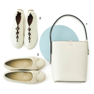 1.  クリーンなシェイプが美しい底がスクエアのバケツ形。ポケット機能のあるフラップを伸ばして開口部をカバーできる仕様。二重になったストラップを伸ばすと斜め掛けできる。バッグ［H24×W21.5×D11］¥35,200(アタオ／スタジオアタオ)　2. 爽やかなピュアホワイト。繊細なレースアップの間からソックスやタイツ、肌を覗かせて遊べるのが楽しい。靴［H1.5］¥58,300(オディッシ／メゾン・ディセット)　3. ナチュラルでやさしいムードのアイボリー。リボンをポイントにしたシンプルなデザインでデイリーユースに最適。足に沿って包み込むようなフィット感で履き心地も抜群。靴［H1］¥4,950(フワラク／シュープラザ)